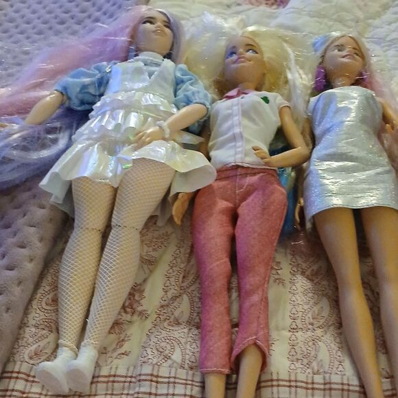 Lot of Barbies - Picture 4 of 4